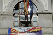 Pancarta conmemorativa en el Ayuntamiento de Valencia como "capital de la Segunda República", colgada en la fachada principal del consistorio.-Juan Carlos Cardenas