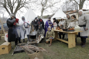 Los integrantes de Oria Dauria preparan el campamento.-LUIS ÁNGEL TEJEDOR