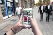 Una usuaria consulta la aplicación Wallapop.-CECILIA DE FÁTIMA