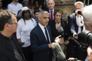 Sadiq Khan, alcalde de Londres, se dirige a la prensa a la salida del oficio religioso en la iglesia St Clement's, en Londres, el 18 de junio.-EFE / WILL OLIVER