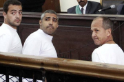 Peter Greste (derecha) junto a sus compañeros de Al Jazira también condenados Mohamed Fahmy (izquierda) y Baher Mohamed (centro), el pasado marzo en un tribunal de El Cairo.-Foto: AP / HEBA ELKHOLY
