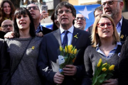 Puigdemont, con la portavoz de JxCat, Elsa Artadi,tras una rueda de prensa ayer en Berlín.-/ EFE / OMER MESSINGER