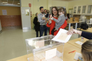 Votantes en la jornada de ayer en la capital-LUIS ÁNGEL TEJEDOR