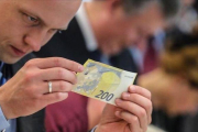 Un periodista inspecciona un nuevo billete de 200 euros.-ARMANDO BABANI