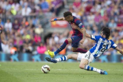 Neymar esquiva la entrada de Carlos Martínez.-Foto: JORDI COTRINA