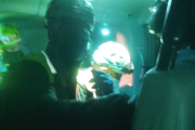 Rescatadores y personal sanitario trabajan en la atención al accidentado en el interior del helicóptero. HDS