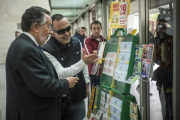 El exvicealcalde de Valencia Alfonso Grau, comprando lotería tras declarar durante más de dos horas como testigo por la operación Taula.-MIGUEL LORENZO