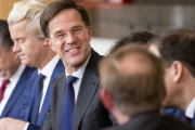 Rutte (sonriente en el centro) y Wilders (segundo izquierda), durante una reunión en La Haya, el 16 de marzo.-EFE / JERRY LAMPEN