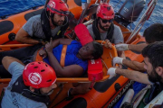 La única superviviente hallada en el barco medio hundido en aguas de Libia, este martes.-JUAN MEDINA (REUTERS)