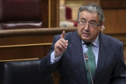 El ministro del Interior, Juan Ignacio Zoido, en una intervención en el Congreso.-EL PERIÓDICO (EFE / CHEMA MOYA)