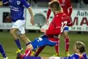 Gorka Larrea recibe la entrada de un jugador del Guadalajara en un lance del partido. / ÁREA 11-