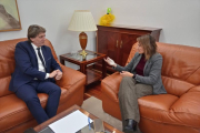 Rocío Lucas y Carlos Martínez Mínguez durante la reunión ayer en la Consejería de Educación.-HDS