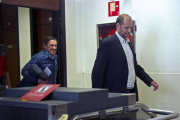 El expresidente de Osasuna Miguel Archanco (izquierda) y el exdirectivo Txuma Peralta abandonan el Palacio de Justicia de Navarra, este sábado.-Foto:   EFE / VILLAR LÓPEZ