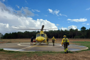 Los bomberos forestales de la BRIF se suben al helicóptero para volar hacia Burgos. BRIF LUBIA
