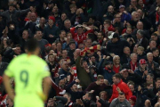 Suárez, abatido en Anfield tras la eliminación europea contra el Liverpool.-