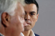 Felipe González y Pedro Sánchez, en diciembre del 2015.-/ AGUSTÍN CATALÁN