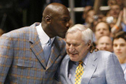 Michael Jordan besa a Dean Smith, durante un homenaje al que fue su entrenador, en el 2007.-Foto: REUTERS / ELLEN OZIER