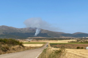 Imagen del incendio forestal captada desde una carretera de la zona. HDS