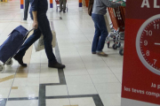 Con el carrito de la compra en un supermercado.-