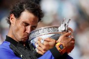 Nadal besa el trofeo de Roland Garros, con el reloj de Richard Mille en su muñeca derecha.-CHRISTIAN HARTMANN