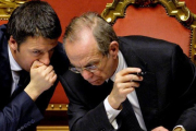 Renzi (izquierda) habla con el ministro de Economía, Pier Carlo Padoan, durante un debate parlamentario en el Senado, el 24 de febrero del 2014, en Roma.-AFP / ANDREAS SOLARO