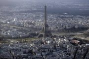 Foto aérea de la Torre Eiffel de París.-Foto: AFP / KENZO TRIBOUILLARD