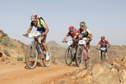 Algunos de los participantes de la Titan Desert 2015, durante la tercera etapa de la carrera.-Foto:  TITAN DESERT