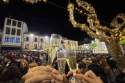 La champanada, ya sin restricciones, llenó de público la plaza Herradores. GONZALO MONTESEGURO