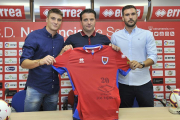 Atienza y Jordi Sánchez han sido los primeros fichajes presentados por el Numancia en un acto en el que Palacios fue el antifrión.-Valentín Guisande