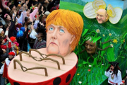 Una carroza que representa a Merkel y a Schulz, en el carnaval de Colonia.-SASCHA STEINBACH