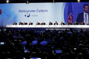 Aleksander Ceferin (en la pantalla), pronuncia su discurso durante el congreso extraordinario de la UEFA.-EFE/Yannis Kolesidis