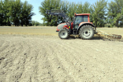 Un agricultor en los trabajos de su explotación. / V. G. -