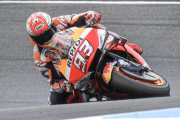 Marc Márquez (Honda) ya estaba, hoy, en el suelo, como puede apreciarse en la imagen y, con un golpe de gas, ha logrado poner en pie la moto.-MOTOGP / DIEGO SPERANI