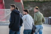 Rubén Andrés, flanqueado por Pablo Ayuso e Iñaki Bea, en la Ciudad Deportiva. GONZALO MONTESEGURO