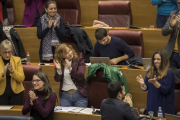 Diputados valencianos, entre ellos la vicepresidenta Mónica Oltra y el conseller de educación Vicent Marzà, aplauden tras la aprobación de la ley-MIGUEL LORENZO