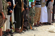 Un niño yemení participa en una marcha junto a varios rebeldes huties para reclutar más efectivos para defender el frente de Hodeida.-YAHYA ARHAB (EFE)