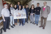 El equipo de investigación sujetando un esquema del proyecto.-Santi Otero