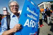 Miembros de AfD protestan en un acto electoral de Merkel, en Happenheim, este viernes-REUTERS / RALPH ORLOWSKI