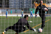 Osama, el refugiado sirio agredido por una reportera de televisión en la frontera de Hungría, rehace su vida en Getafe como entrenador de fútbol.-REUTERS / SERGIO PEREZ