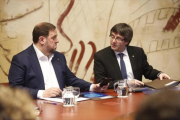 Junqueras y Puigdemont, en una reunión del Govern-JULIO CARBÓ