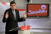 El portavoz del PSOE en el Senado, Óscar López, en una rueda de prensa.-JOSE LUIS ROCA