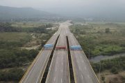 El puente fronterizo Tienditas con los conteiners y la cisterna cruzados en las calzadas.-AP
