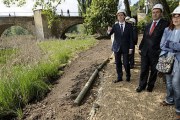 Josep Puxeu, Carlos Martínez y Ana Calvo durante el recorrido por las obras de la segunda fase de márgenes del Duero. / ÚRSULA SIERRA-