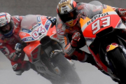 Marc Márquez y Andrea Dovizioso, en una carrera reciente.-AFP / TOSHIFUMI KITAMURA