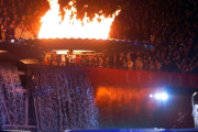 La atleta australiana Cathy Freeman observa el pebetero recién encendido, que se quedó anclado varios minutos durante la inauguración de los Juegos Olímpicos de Sídney del 2000.-AP / AMY SANCETTA