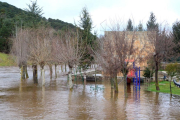 El parque infantil y el frontón deSalduero, anegados por la crecida del Duero.-ÁLVARO MARTÍNEZ