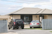 Vivienda en Hallam, un suburbio de Melbourne, en la que ha sido detenido uno de los sospechosos de estar preparando un atentado yihadista.-Foto:   EFE / DAVID CROSLING