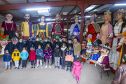 Los niños visitan la exposición de Gigantes y Cabezudos en Golmayo.-MARIO TEJEDOR