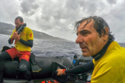 Òscar Camps, en primer plano, en la zona de las islas griegas.-
