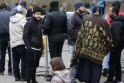 Migrantes esperan para registrarse frente a la oficina federal de migración y refugiados del distrito de Spandau, en Berlín (Alemania).-REUTERS / FABRIZIO BENSCH